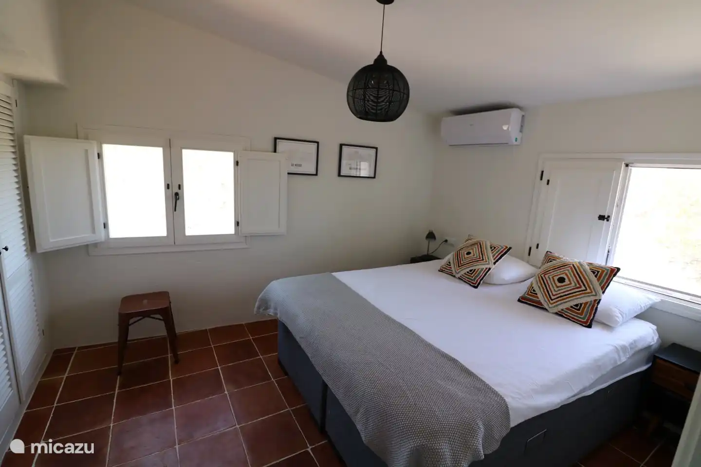 Amplio dormitorio en el primer piso