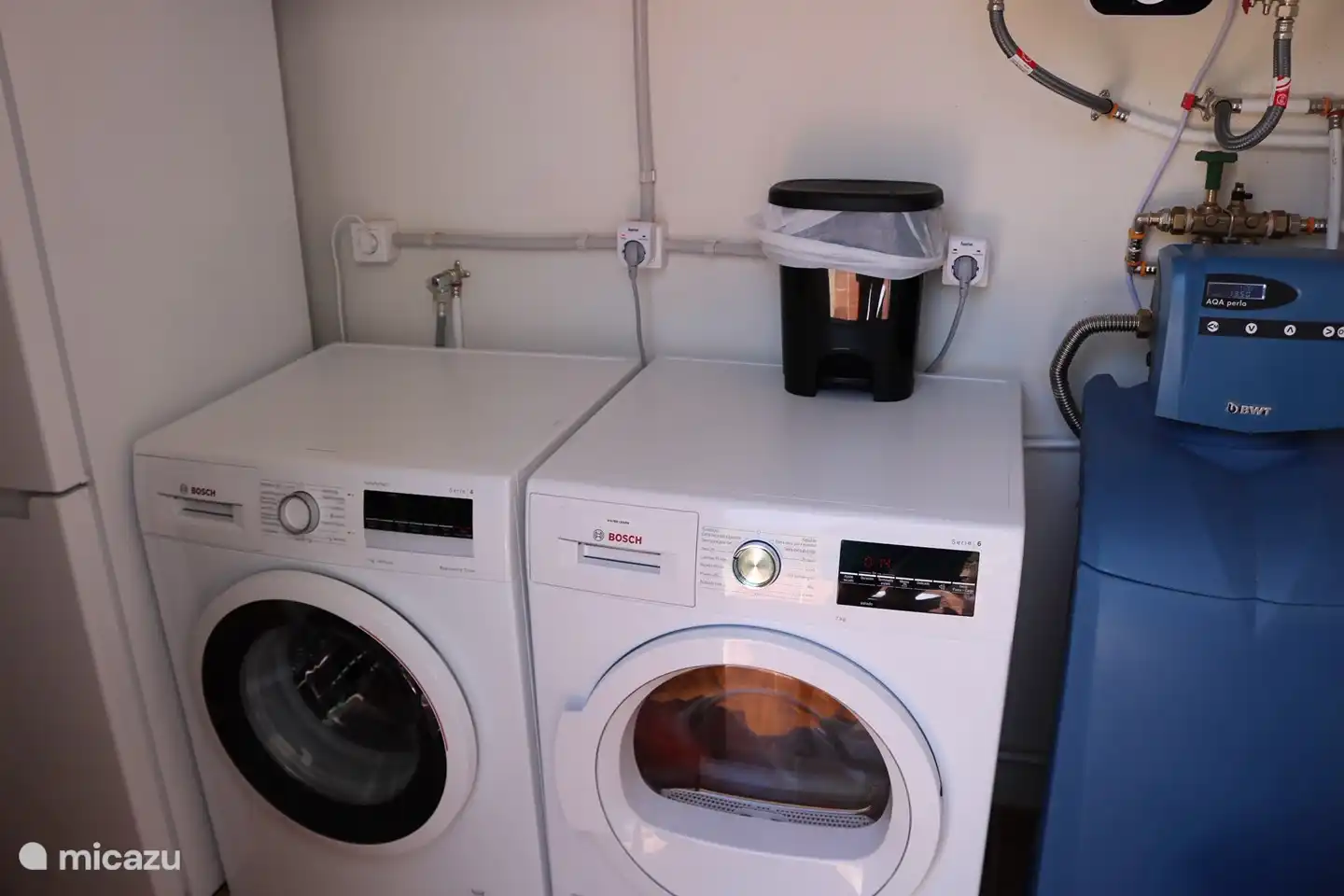 Lavadero independiente con lavadora, secadora y frigorífico-congelador adicional.