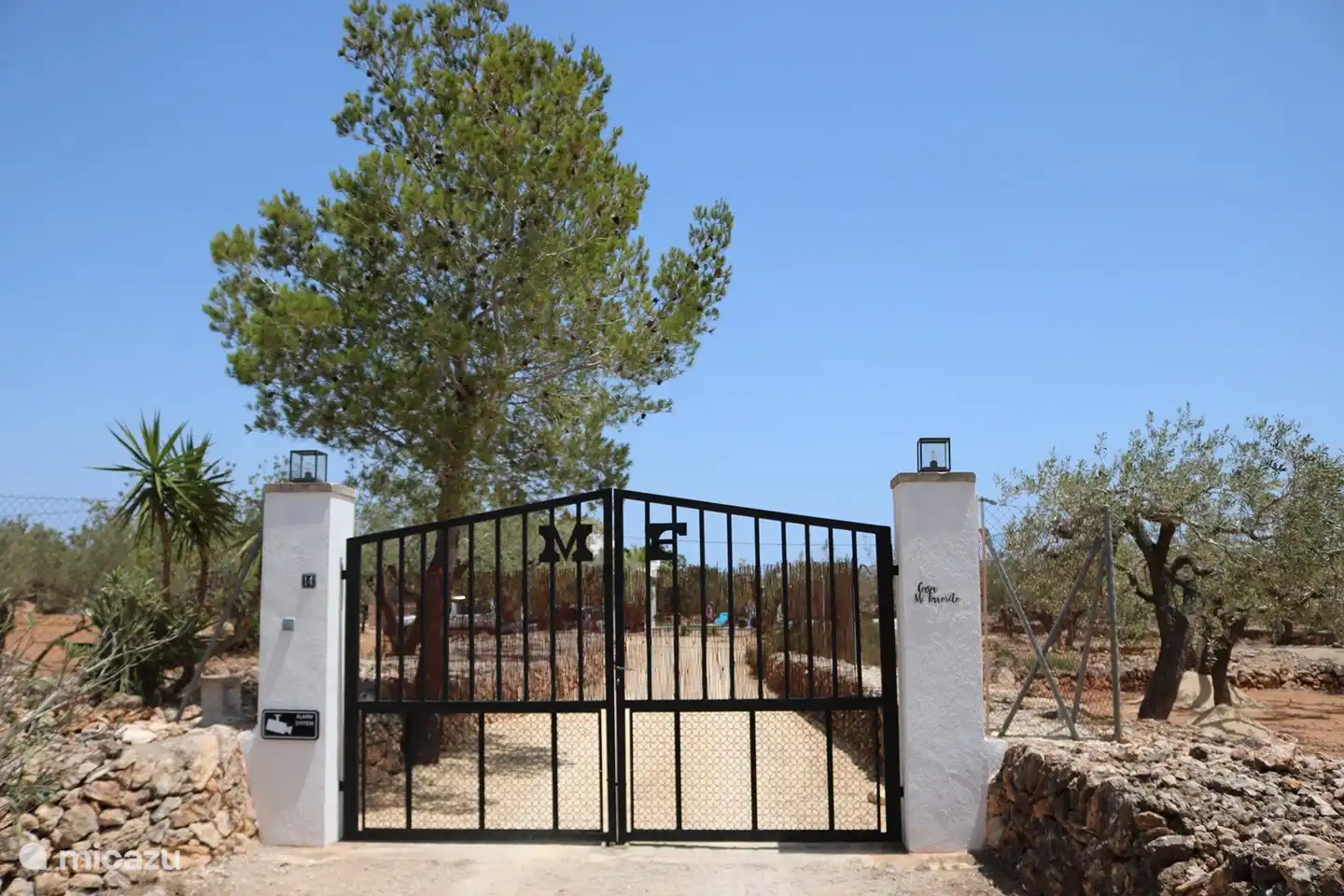 Portón de entrada. Terreno completamente cercado.