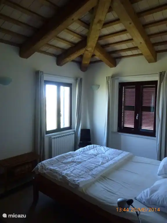 Een van de hoek slaapkamers boven, met airco, ruim tweepersoons Auping bed en ruime kledingkast