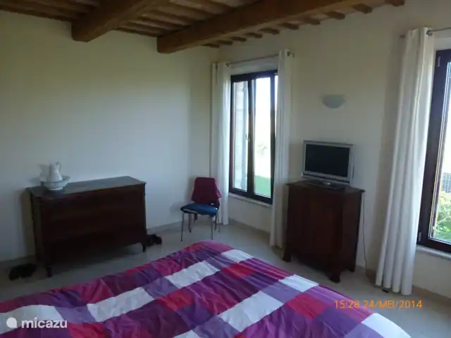 Villa Montileo en Italia, Marche, Belvedere Ostrense - villa El amplio dormitorio en la planta baja, con baño privado y aire acondicionado.