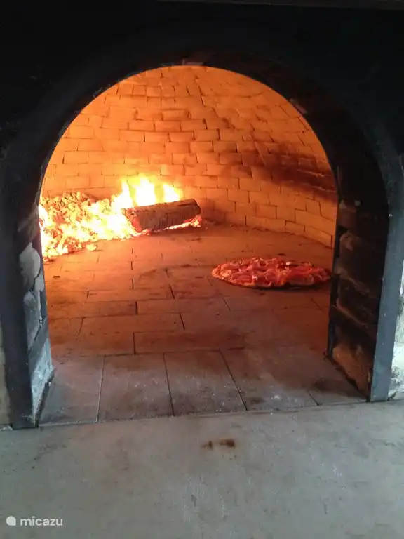 Een echte klassieke pizza oven waarin je heerlijke pizza's maakt: uitgebreide gebruiksaanwijzing aanwezig in het huis