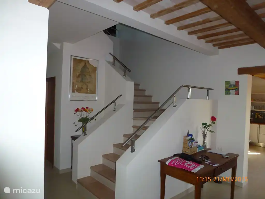 Blik op het royale trappenhuis