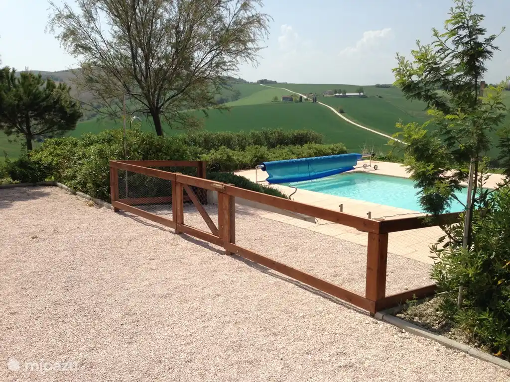 Veilig, ook voor kleinere kinderen middels het toegangshek naar het zwembad