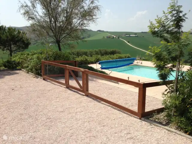 Villa Montileo en Italia, Marche, Belvedere Ostrense - villa Seguro, también para niños más pequeños a través de la puerta de entrada a la piscina.