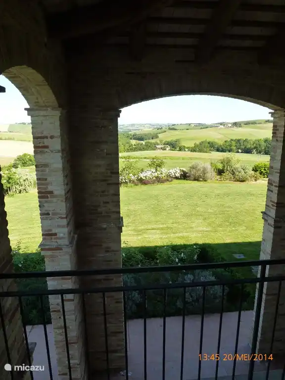 Het uitzicht vanaf het boven terras, waar je heerlijk zit als het weer eens wat minder is