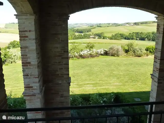 Villa Montileo en Italia, Marche, Belvedere Ostrense - villa La vista desde la terraza superior, donde puedes sentarte cuando hace menos tiempo