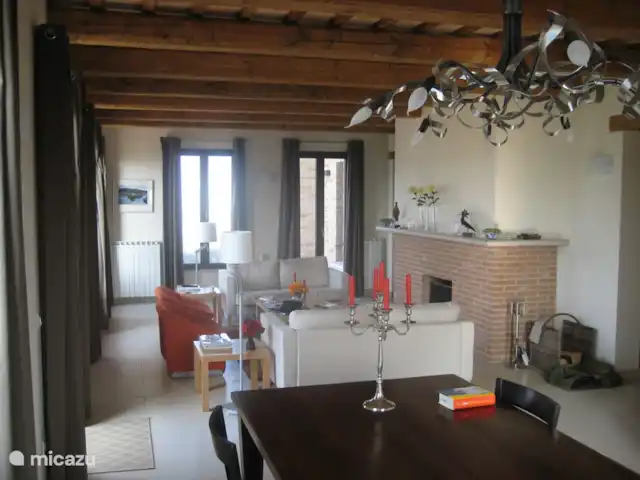 Villa Montileo en Italia, Marche, Belvedere Ostrense - villa Una vista de la sala de estar, desde la espaciosa mesa del comedor.