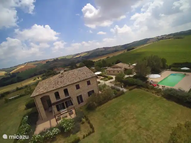 Villa Montileo en Italia, Marche, Belvedere Ostrense - villa Visto desde el aire