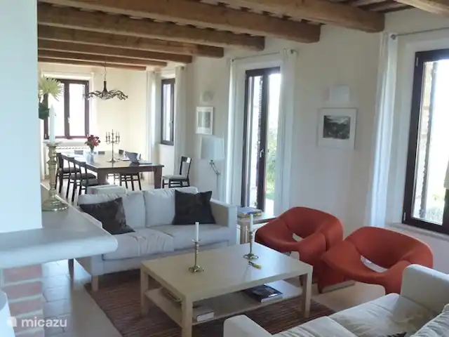 Villa Montileo en Italia, Marche, Belvedere Ostrense - villa El salón con la chimenea, y al fondo la gran mesa de comedor clásica italiana