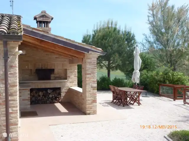 Villa Montileo en Italia, Marche, Belvedere Ostrense - villa Vista del horno de pizza y una de las terrazas