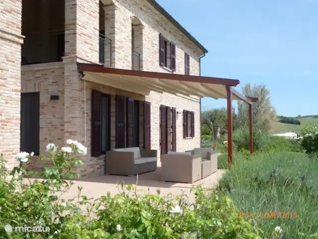 Villa Montileo en Italia, Marche, Belvedere Ostrense - villa La terraza del salón en el suroeste