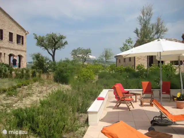 Villa Montileo en Italia, Marche, Belvedere Ostrense - villa Oportunidad en todas partes para sentarse afuera y comer.