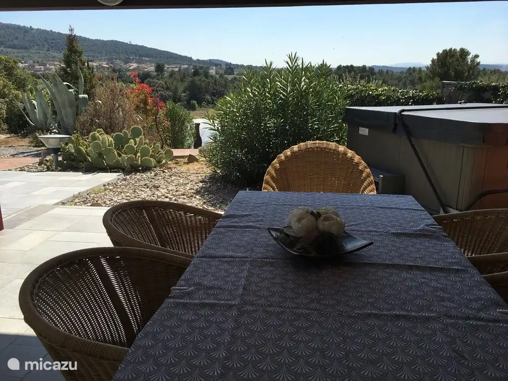 überdachte Terrasse