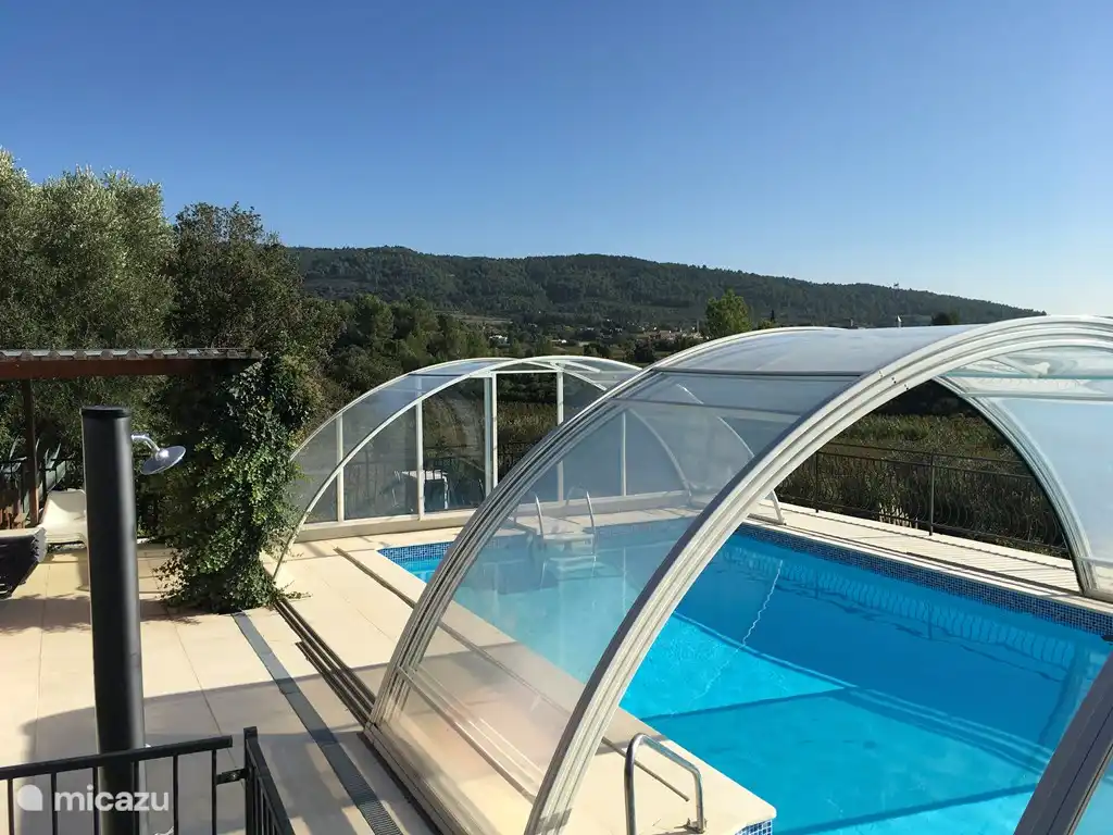 Schwimmbad vor / nach der Saison