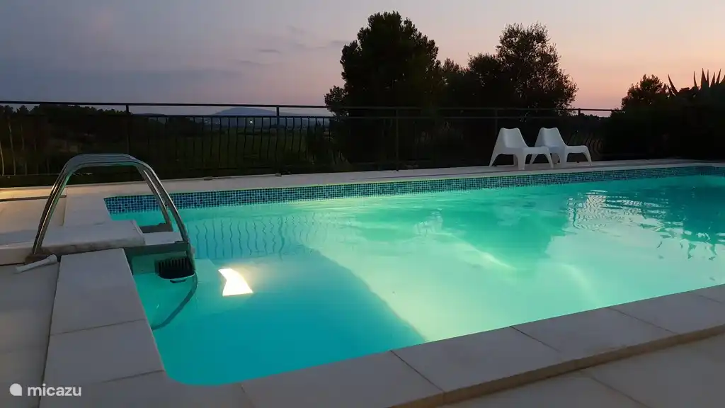 Schwimmbad mit Beleuchtung