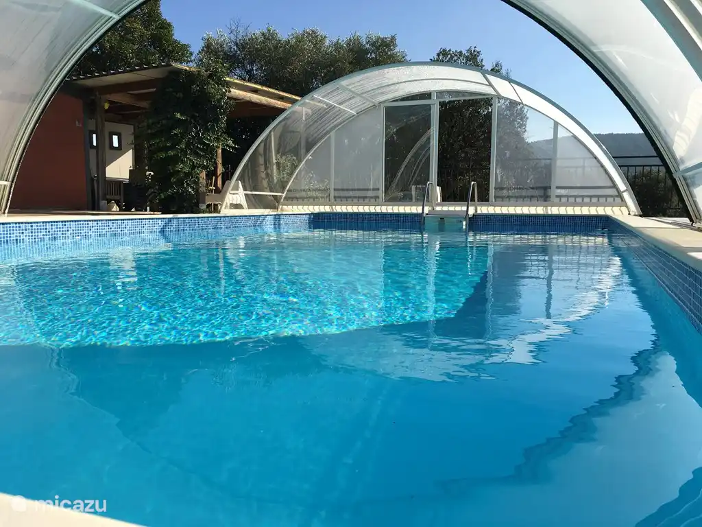 Schwimmbad vor / nach der Saison