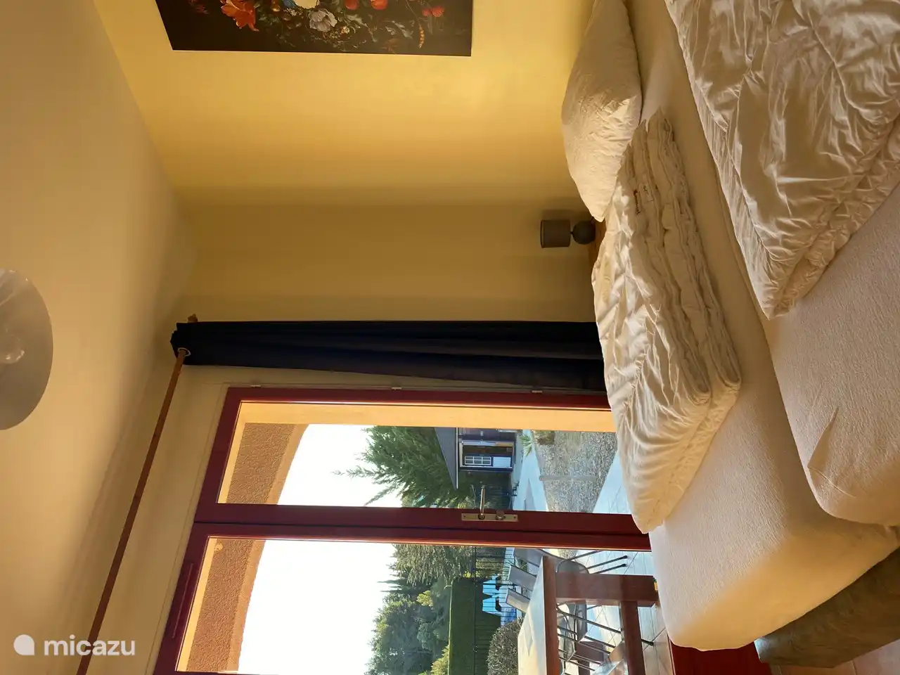 Schlafzimmer 

Schlafzimmer mit Terrassentüren zur Terrasse