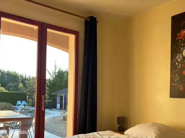 Villa les Cavaliers | France, Hérault, Azillanet - villa chambre 
Chambre avec portes-fenêtres donnant sur la terrasse
