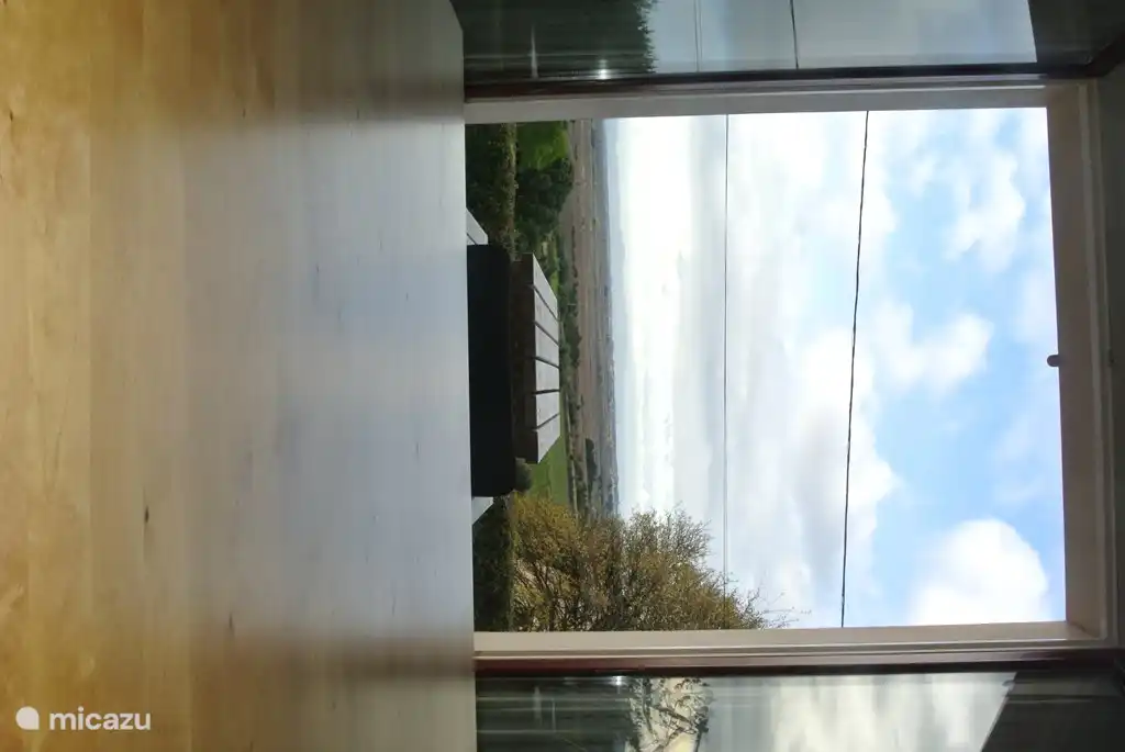 Ansicht Vorderhaus vom Esstisch aus.