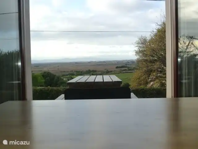 Villa les Cavaliers | France, Hérault, Azillanet - villa vue de la façade de la maison depuis la table de la salle à manger.