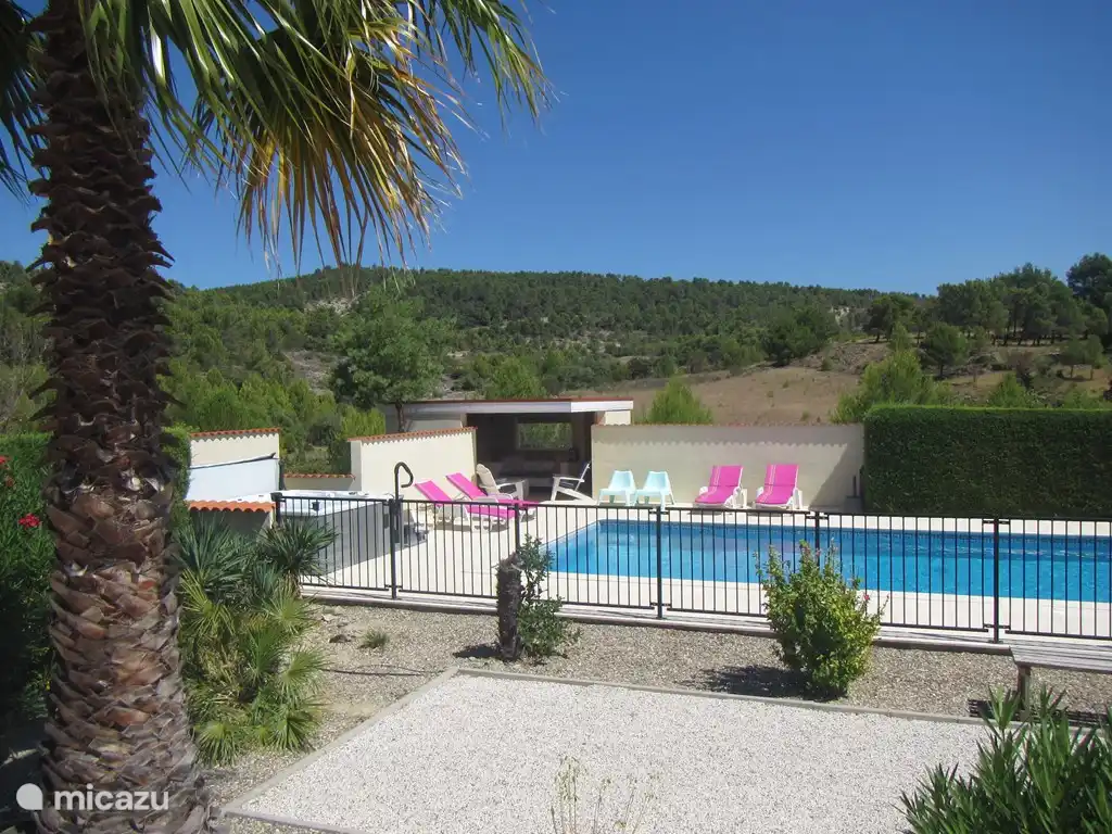 Schwimmbad und Jacuzzi