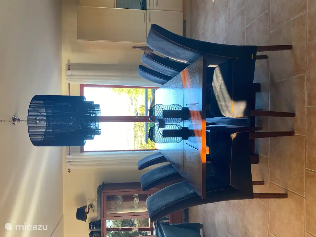 Esstisch mit schöner Aussicht auf die Berge