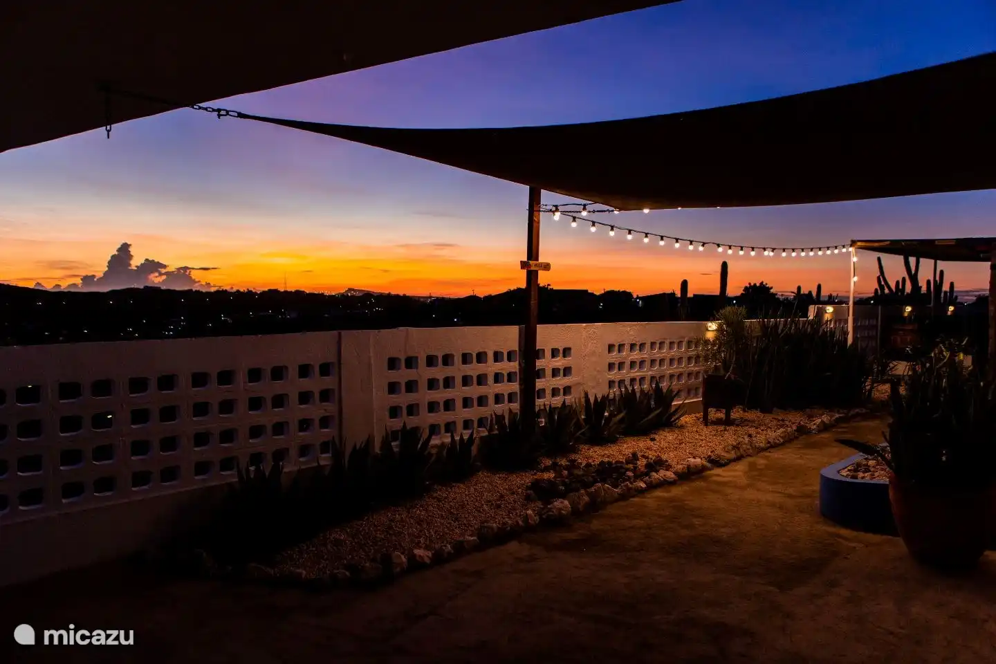 Vue de la terrasse privée au coucher du soleil