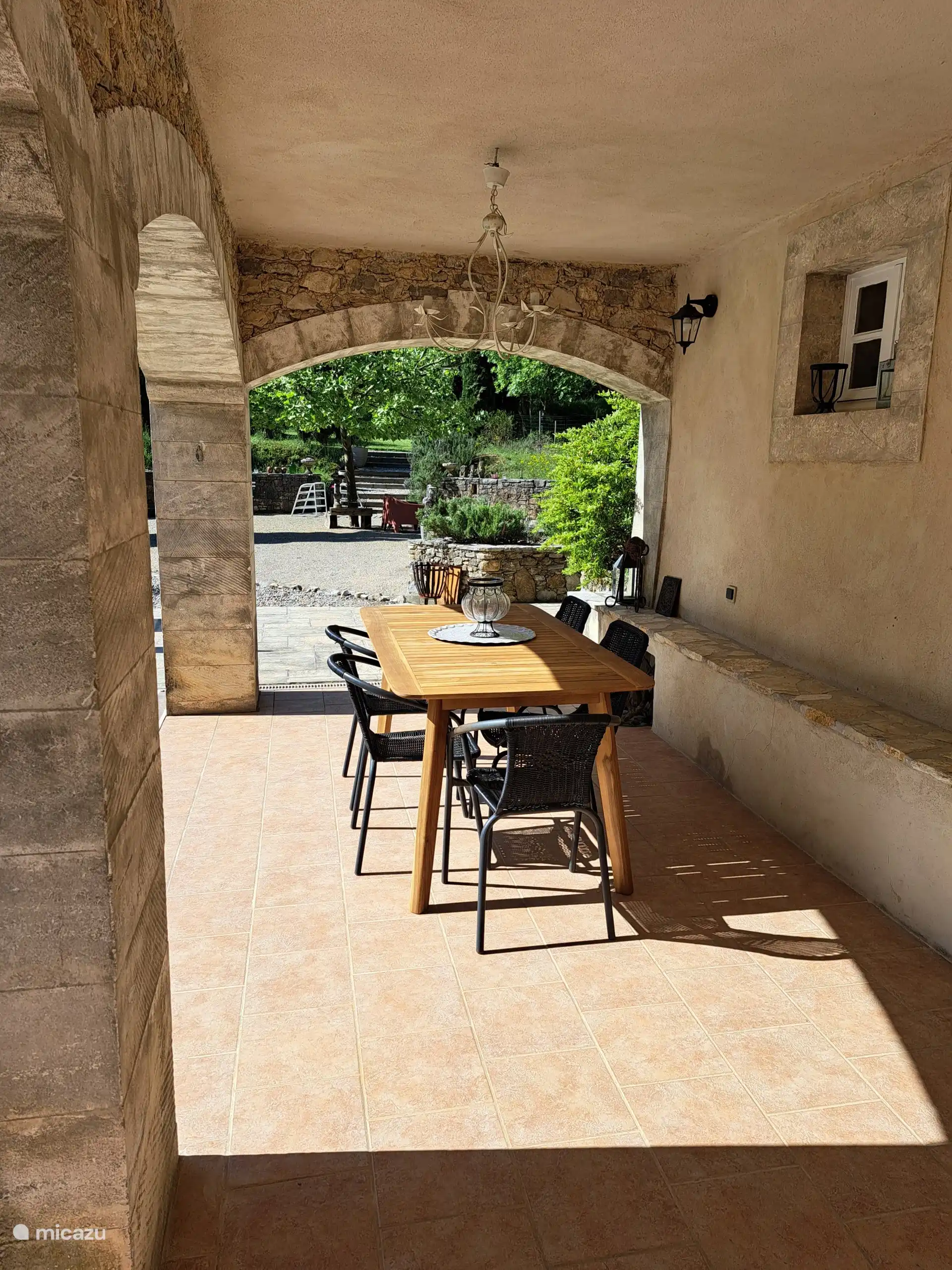 La terrasse donne sur la piscine et relie à la chambre parentale.