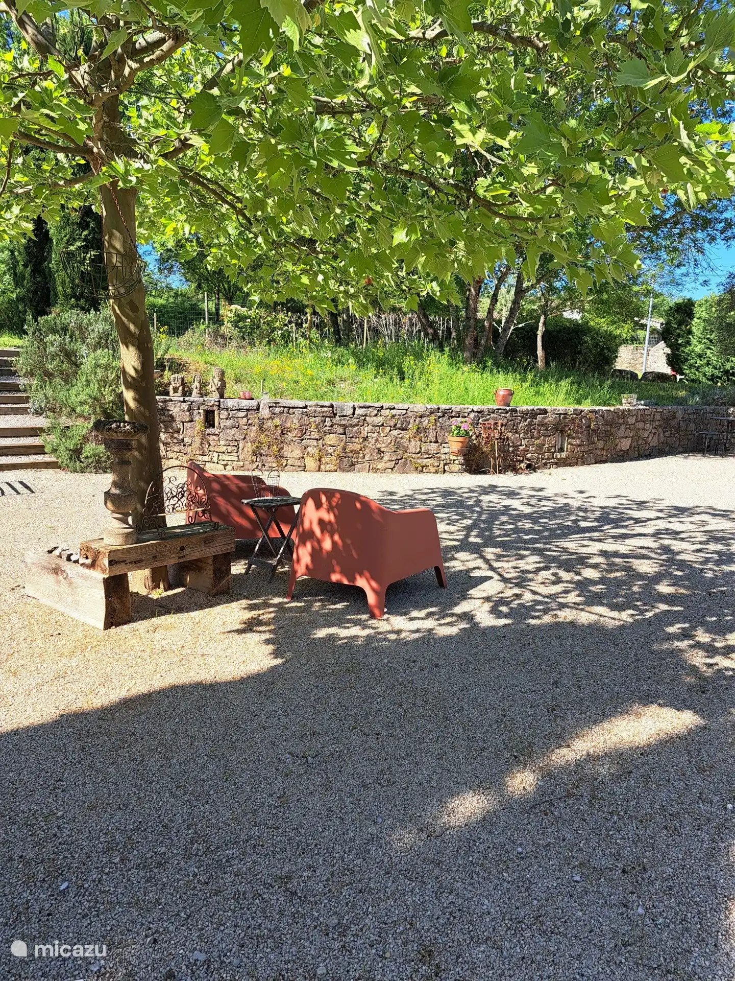 Il y a plusieurs espaces de repos dans le jardin, au soleil ou à l’abri.