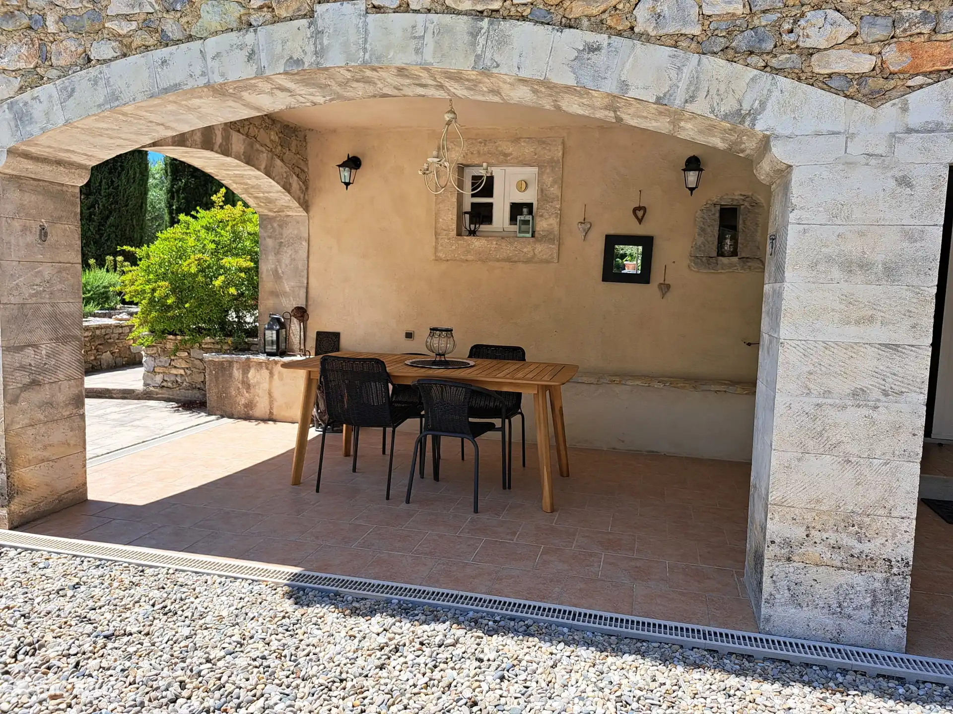 Terrasse avec une grande table à manger. 