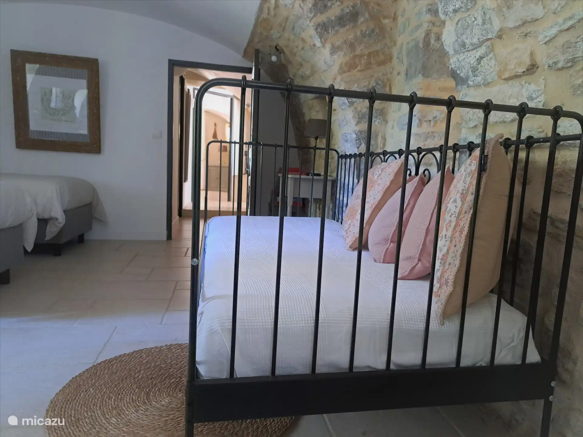 Entre la chambre des enfants et la chambre parentale se trouve la salle de bain.