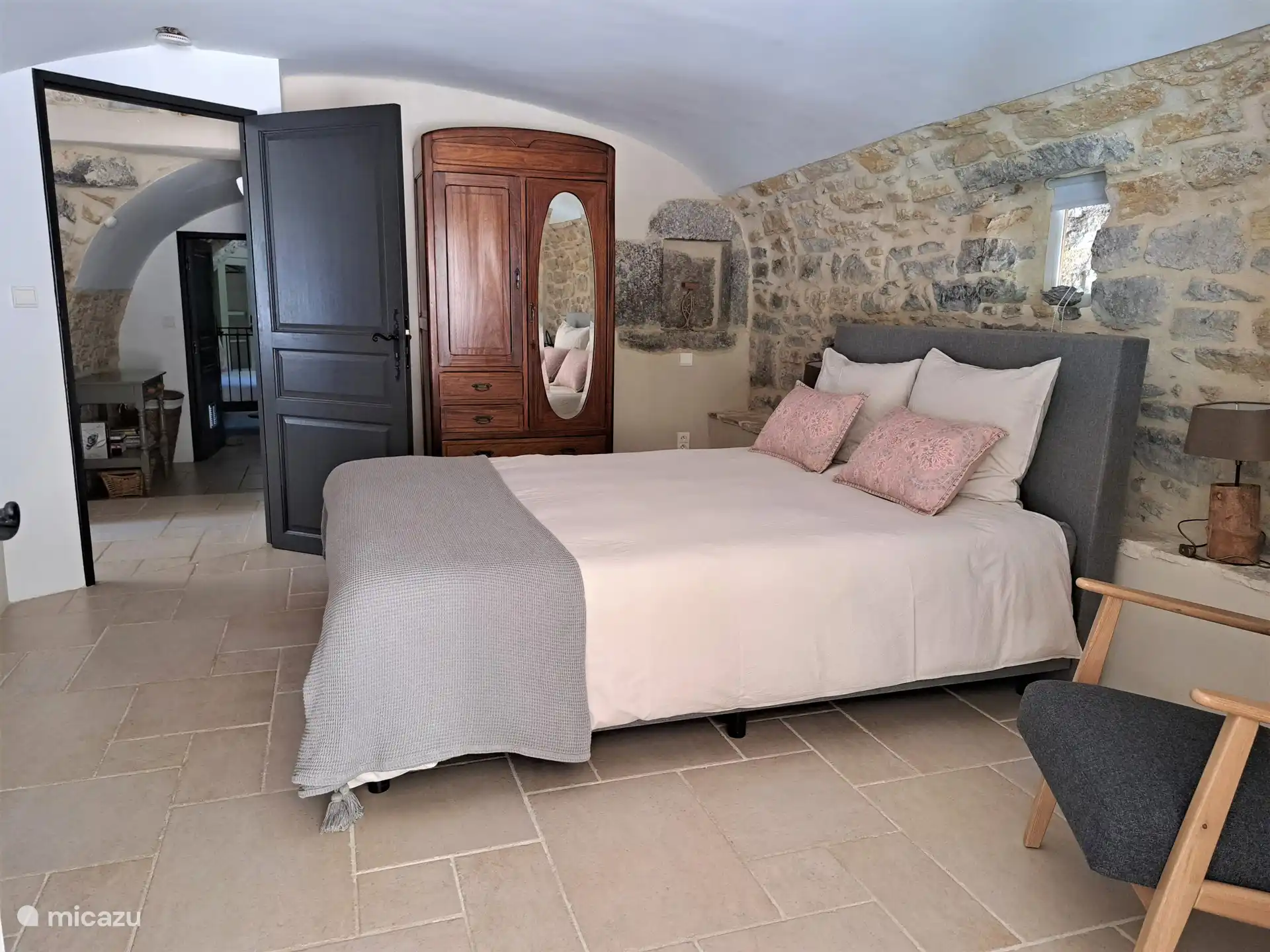 Chambre parentale avec une armoire spacieuse