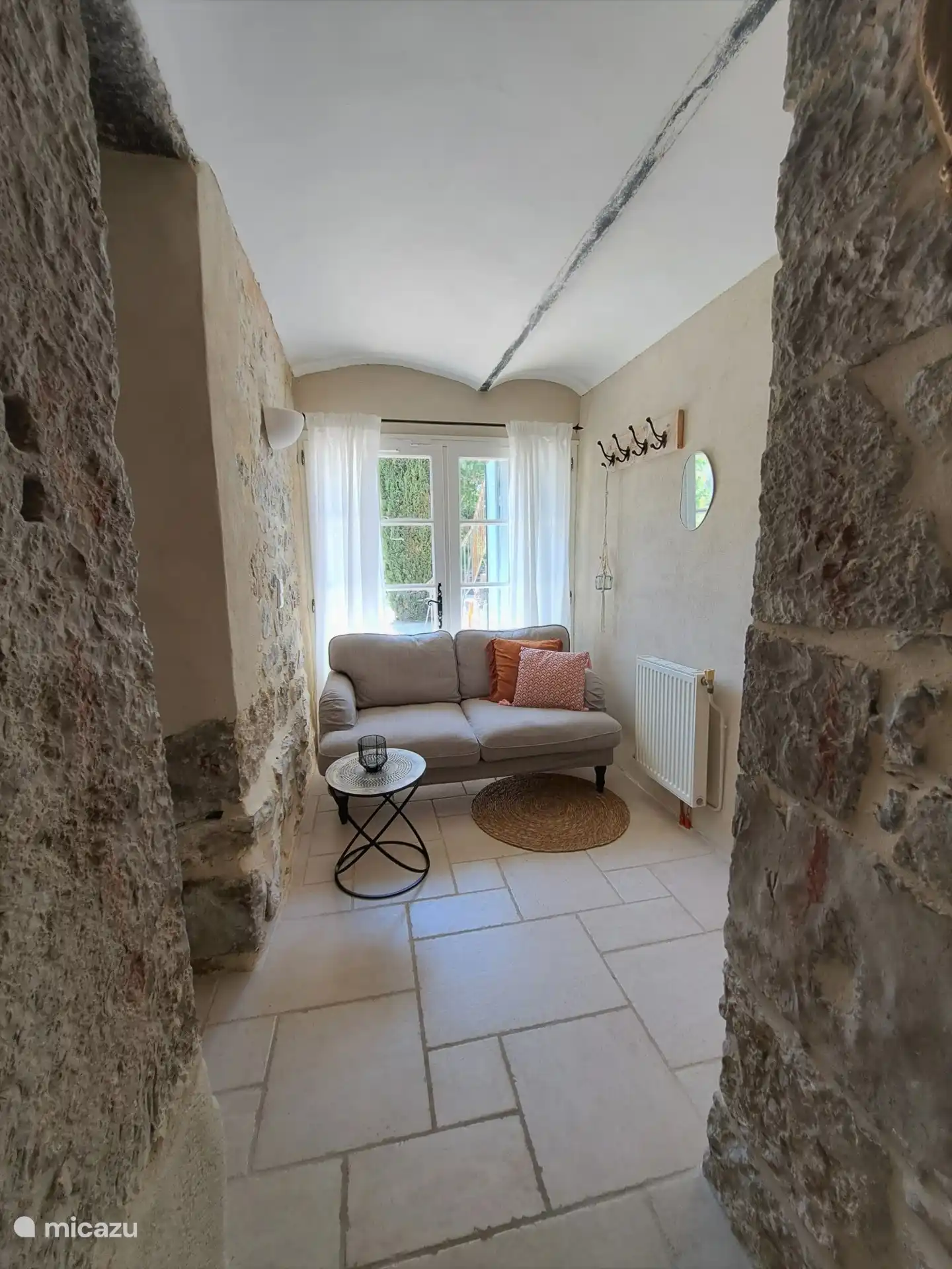 Il y a un banc dans le hall du milieu.