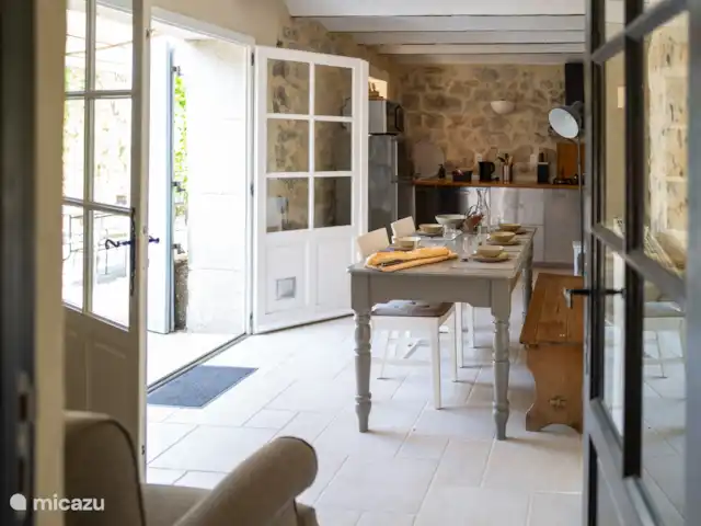 Gîte Le Bel Endroit huren in Frankrijk, Ardèche, Saint-André-de-Cruzières - gîte / cottage Woonkeuken met eetset, keuken, servieskast en luie stoel.