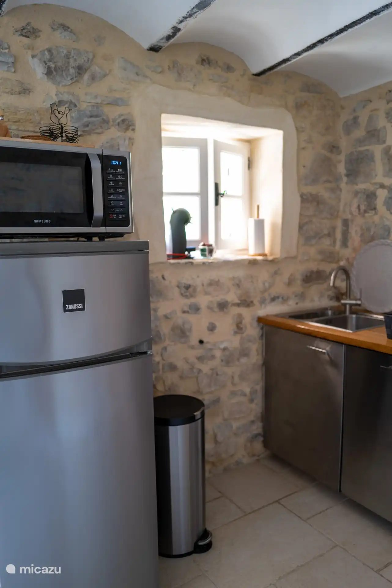 La cuisine est entièrement équipée, comprenant un réfrigérateur/congélateur, un four/micro-ondes, un lave-vaisselle, une hotte aspirante, une plaque de cuisson, une bouilloire, Dolce Gusto.