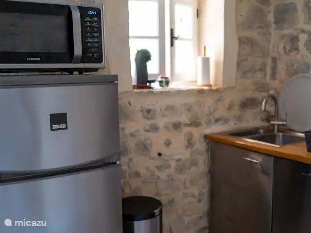 Gîte Le Bel Endroit huren in Frankrijk, Ardèche, Saint-André-de-Cruzières - gîte / cottage De keuken is van alle gemakken voorzien zoals een koel/vriescombinatie, oven/magnetron vaatwasser, afzuigkap, kookplaat, waterkoker, Dolce Gusto