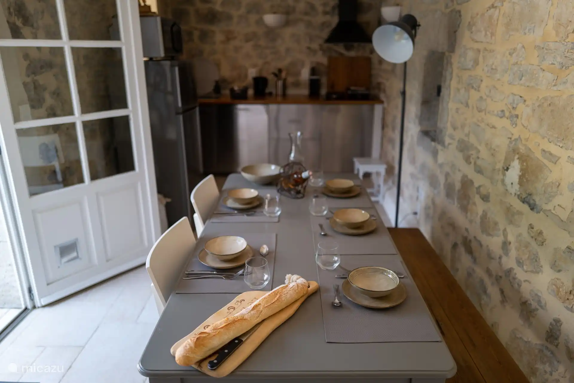 Cuisine avec table à manger.