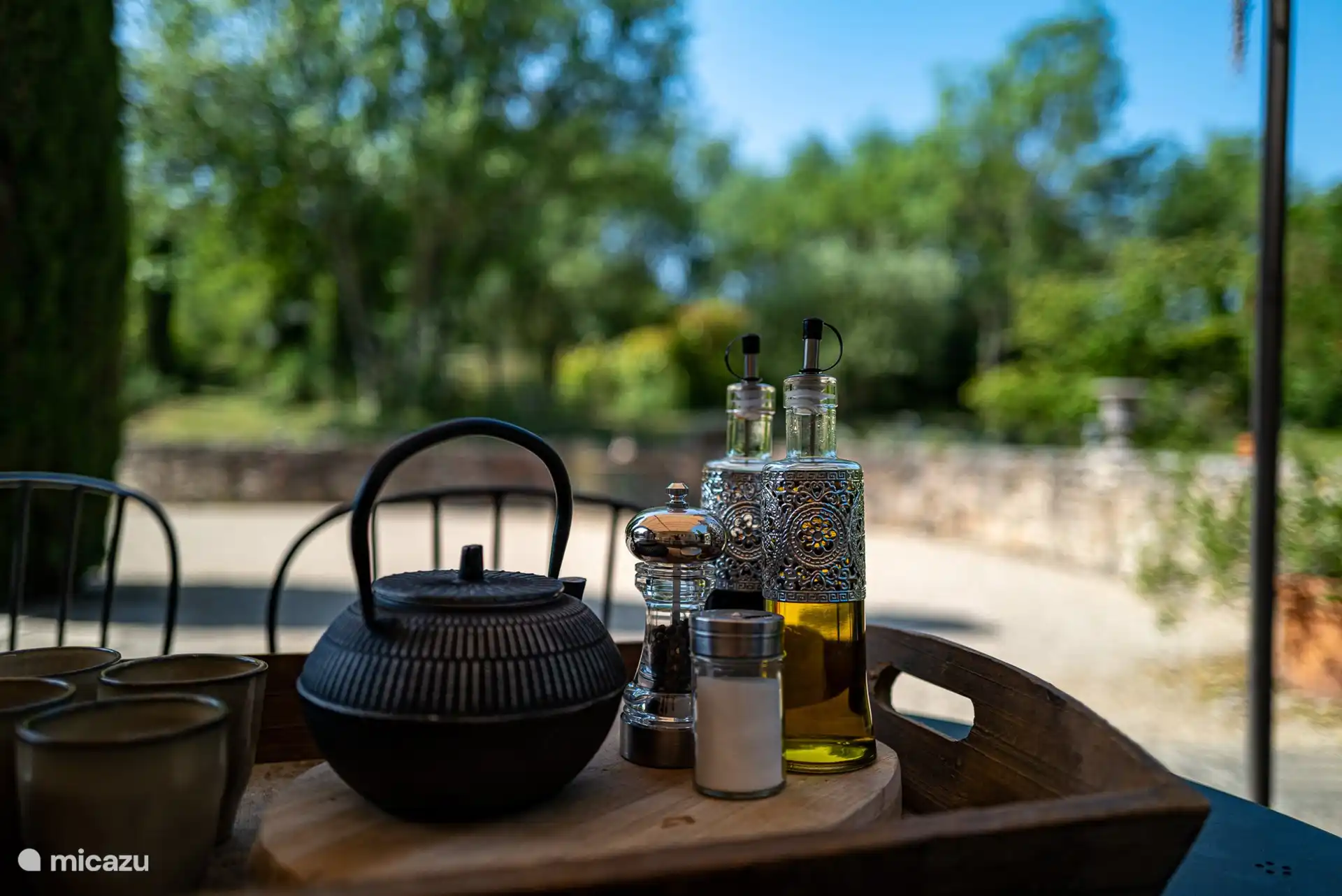 Le poivre, le sel, le vinaigre et l'huile d'olive sont prêts pour vous.