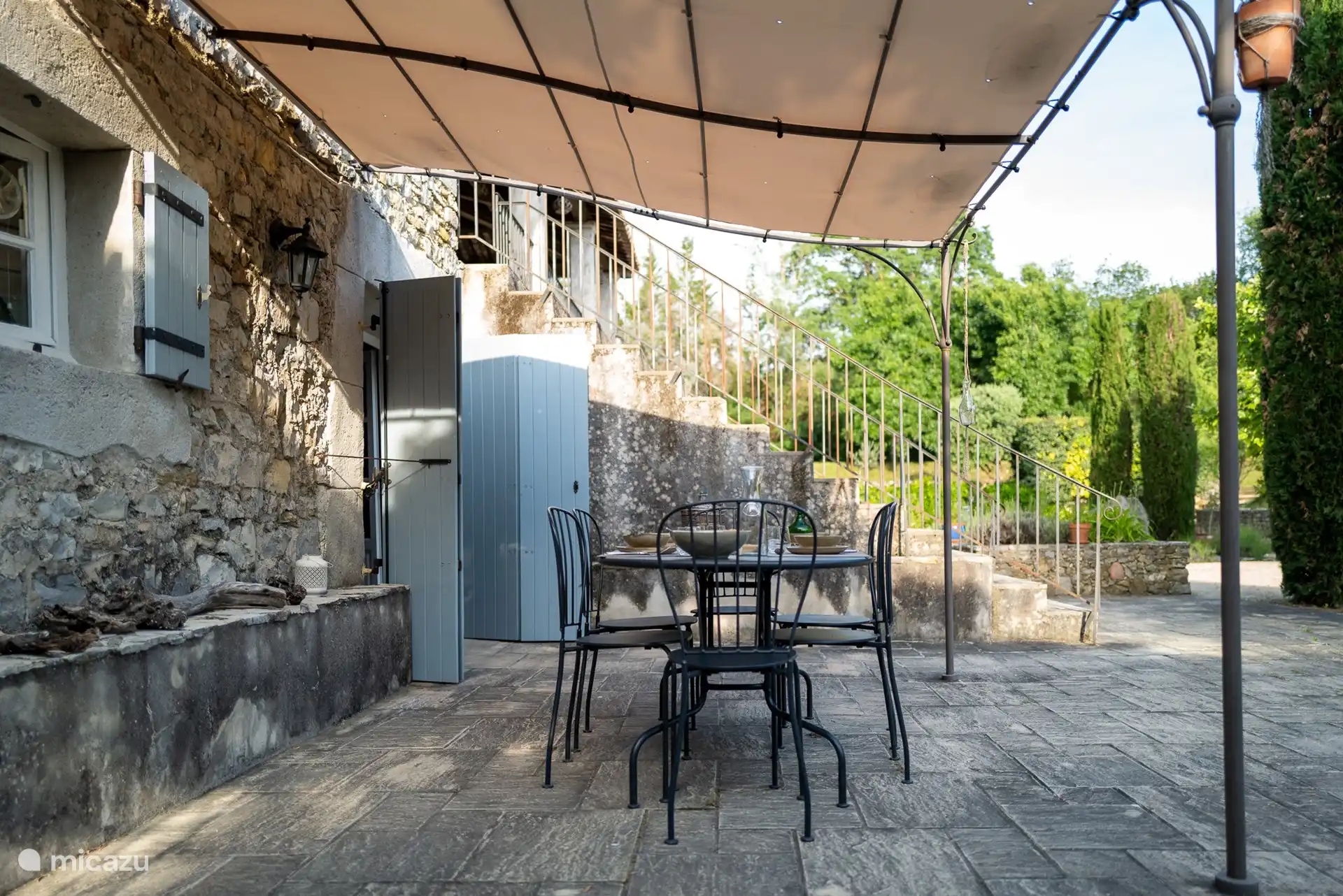 Terrasse au niveau de la cuisine/salle à manger donnant sur le jardin.