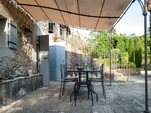 Gîte Le Bel Endroit huren in Frankrijk, Ardèche, Saint-André-de-Cruzières - gîte / cottage Terras bij woonkeuken met uitzicht op tuin.