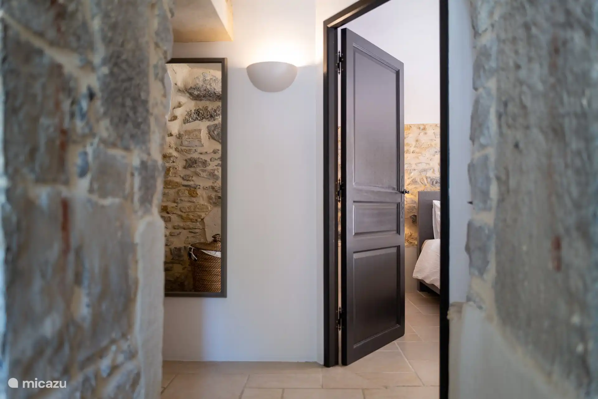 Couloir avec vue sur la chambre principale