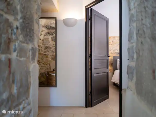 Gîte Le Bel Endroit huren in Frankrijk, Ardèche, Saint-André-de-Cruzières - gîte / cottage Halletje met doorkijkje naar de masterbedroom