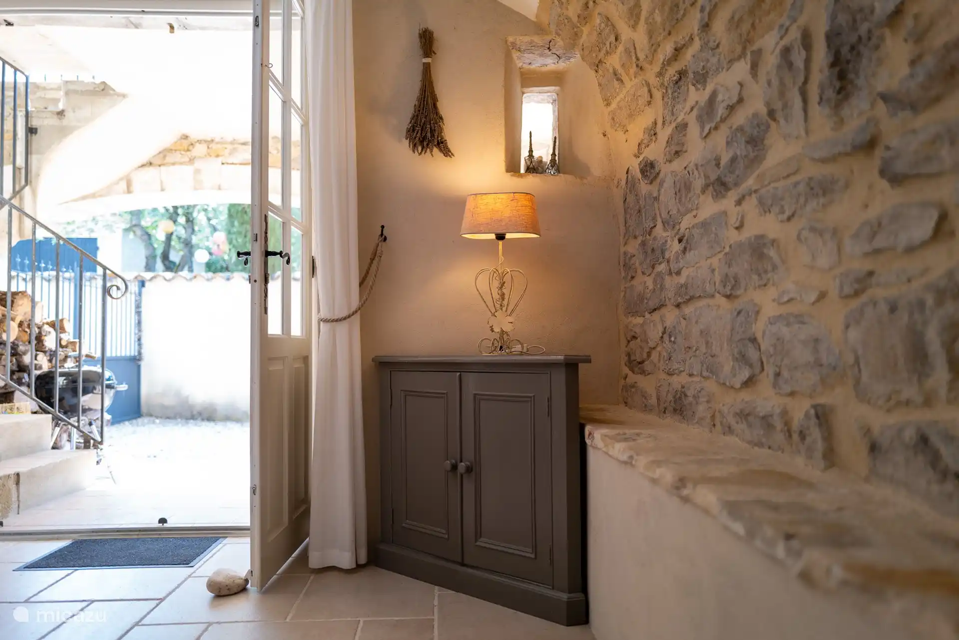 Portes françaises donnant sur la terrasse et vue sur la piscine.