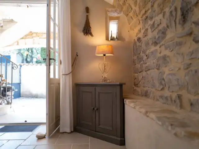 Gîte Le Bel Endroit huren in Frankrijk, Ardèche, Saint-André-de-Cruzières - gîte / cottage Openslaande deuren naar het terras en uitzicht op het zwembad.