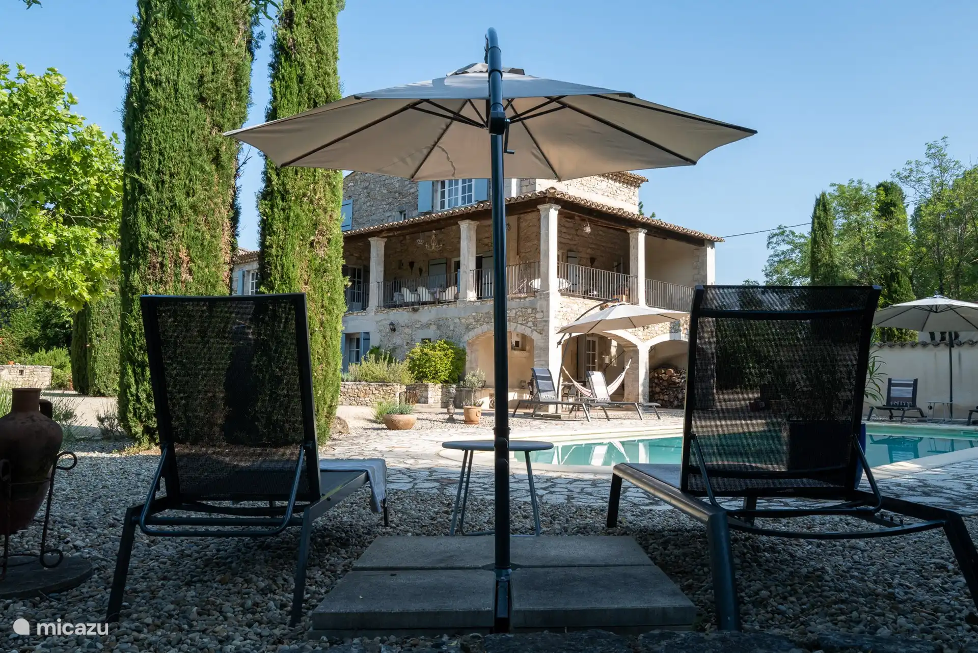 De nombreux transats autour de la piscine