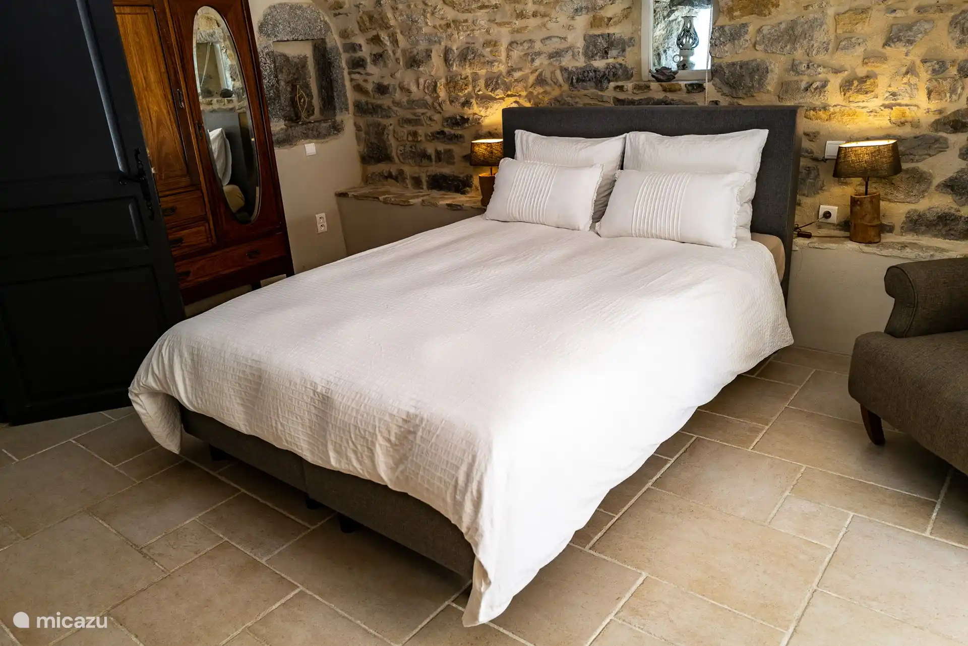 Sommier tapissier de 160x210 cm, donc lit extra long.