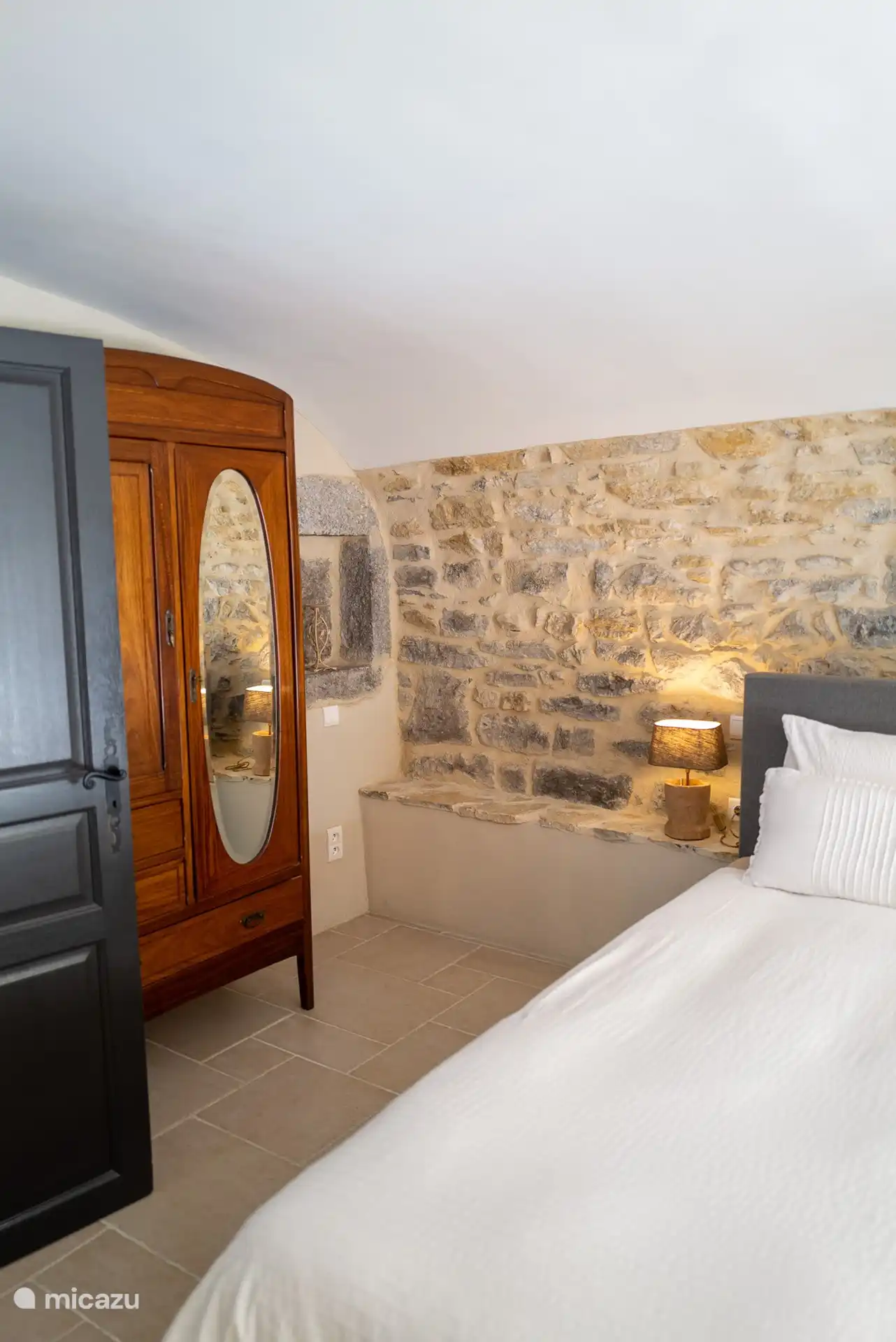 Penderie avec grand espace de rangement.