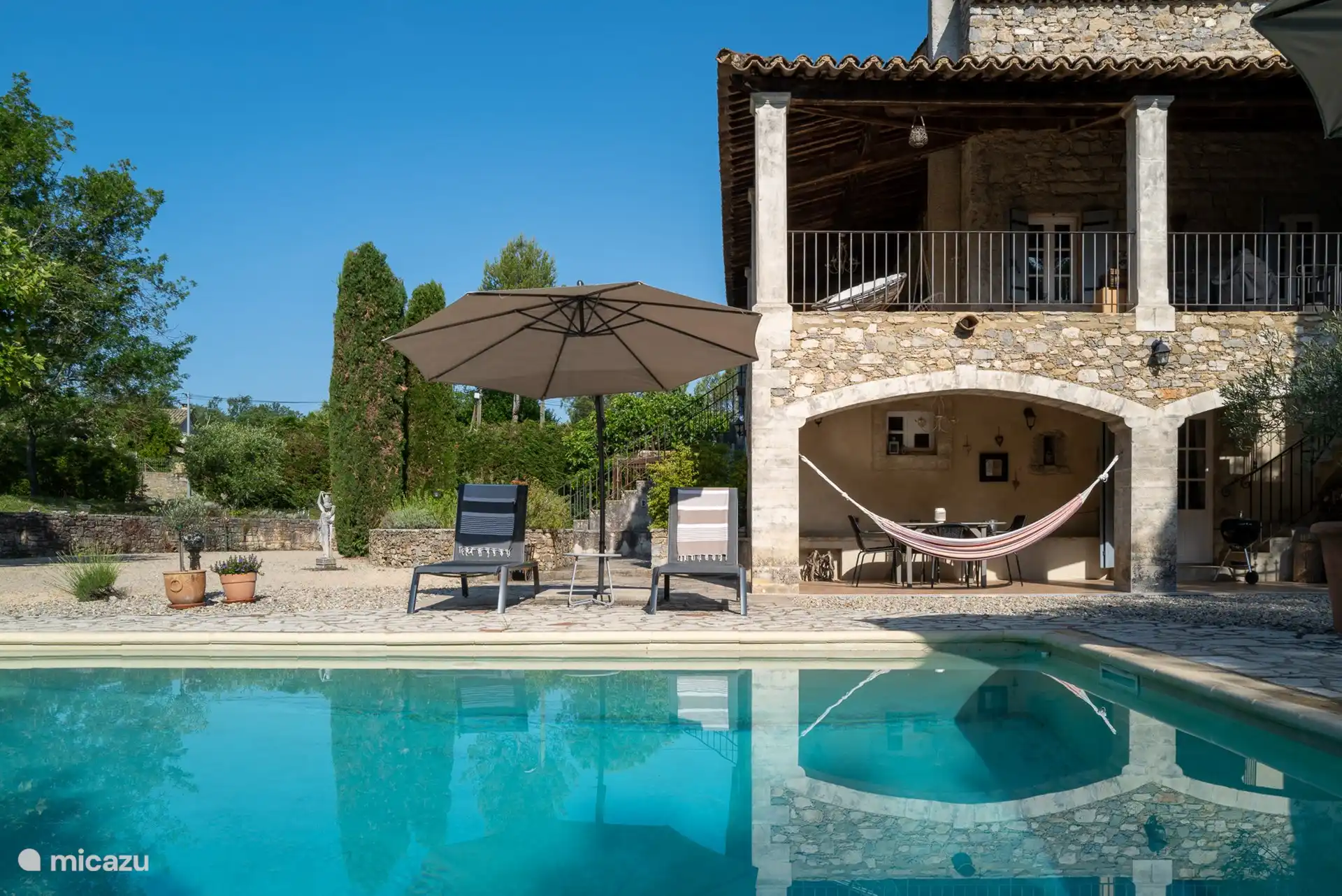 Vue sur la piscine depuis la terrasse de la chambre principale