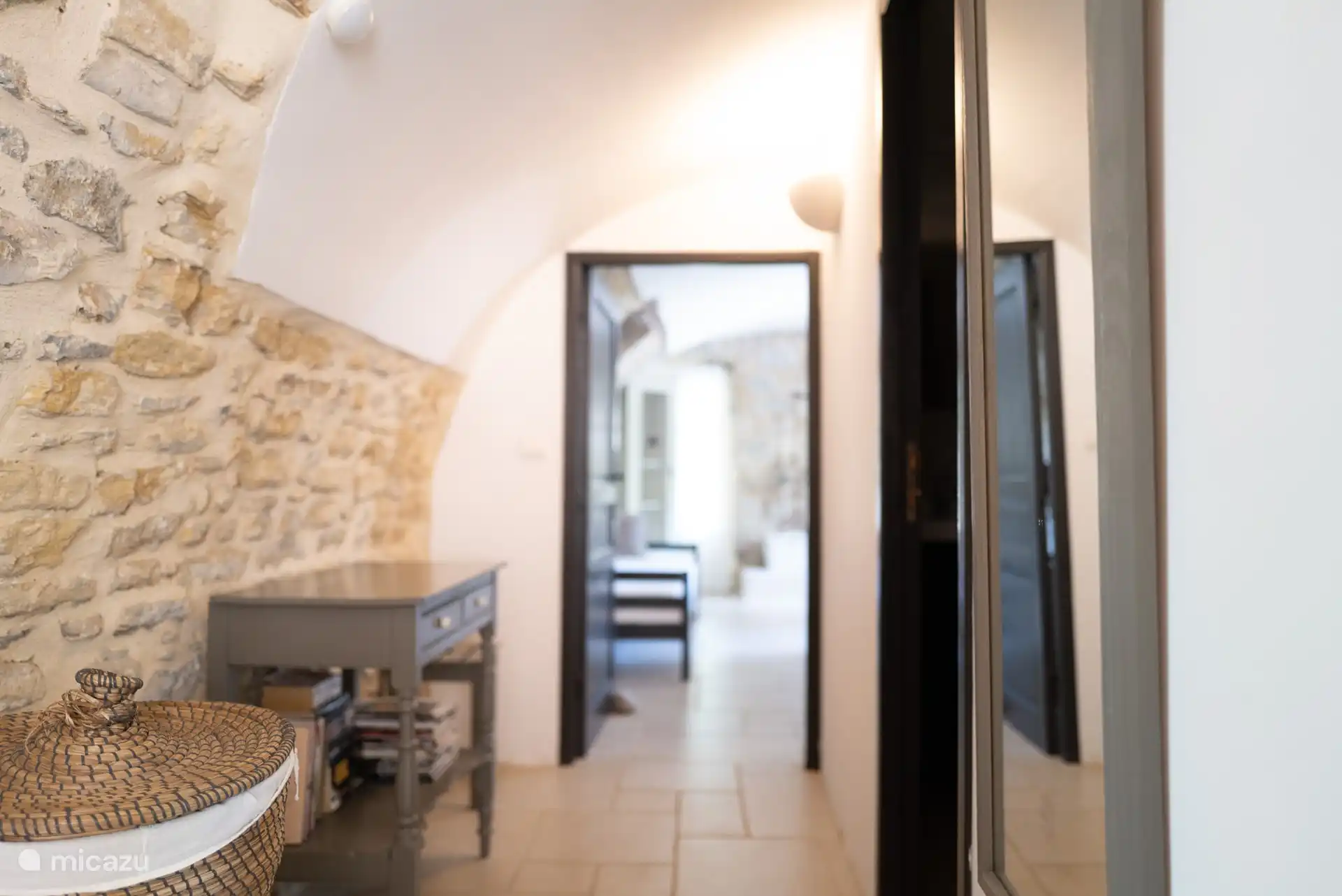 Couloir avec vue sur la 2ème chambre, à droite se trouve la salle de bain